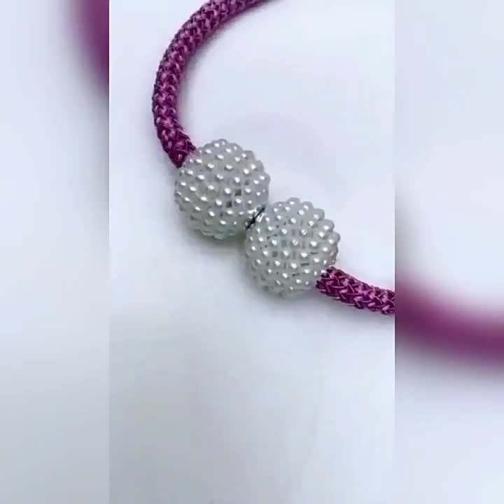 Conjunto de 2 prendedores de cortina magnéticos estilo boho chic com detalhes em pérola artificial.