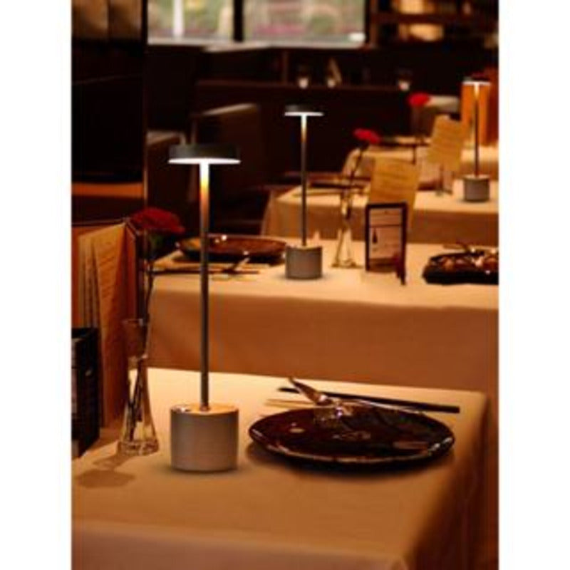 Luminária de mesa LED moderna com controle por toque.