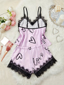 Conjunto de pijama com estampa de letras em renda contrastante.