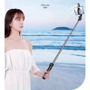 Bastão de selfie com tripé e luz LED retrátil, com controle via Bluetooth para celular.