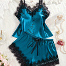 Conjunto de pijama com estampa de letras em renda contrastante.