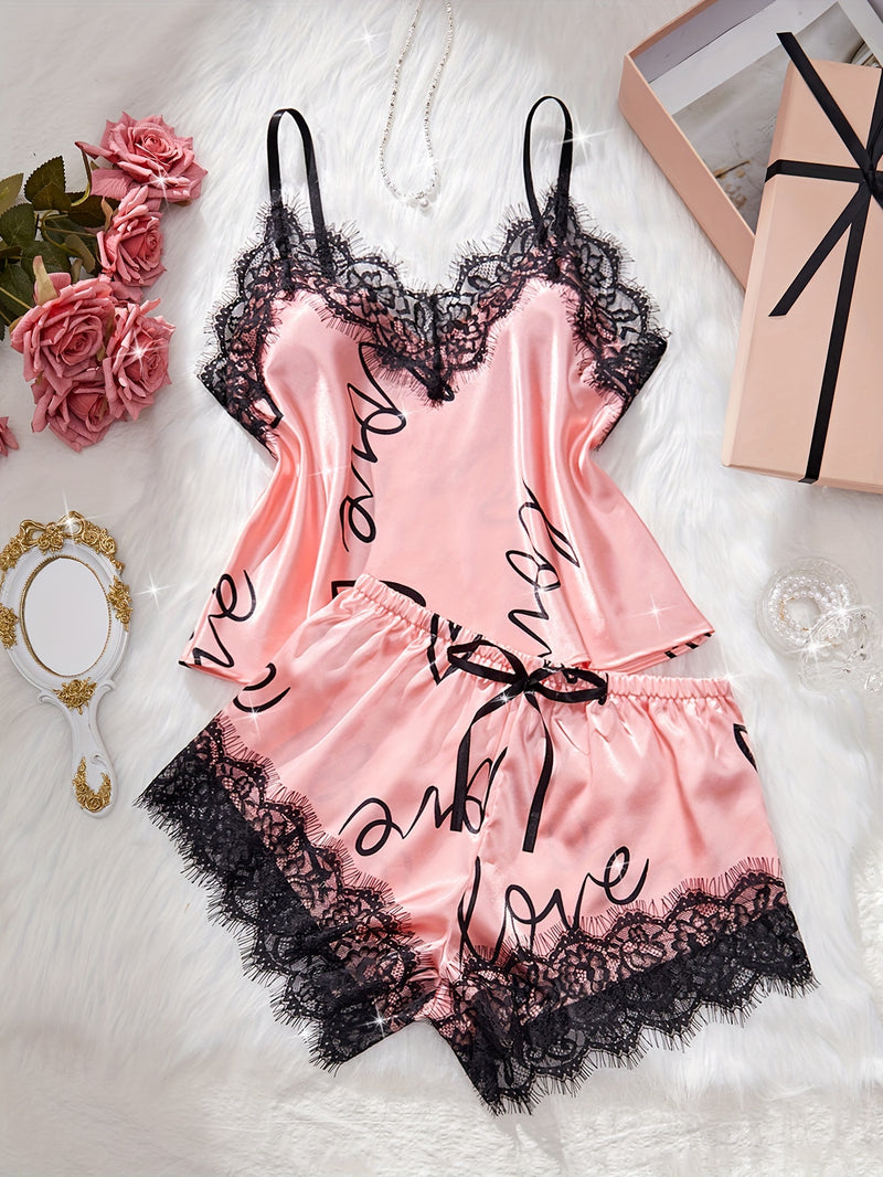 Conjunto de pijama com estampa de letras em renda contrastante.