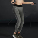 Corda de pular resistente com cabo antiderrapante.