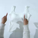 Regata feminina com decote em U nas costas, bojo removível e alças ajustáveis.