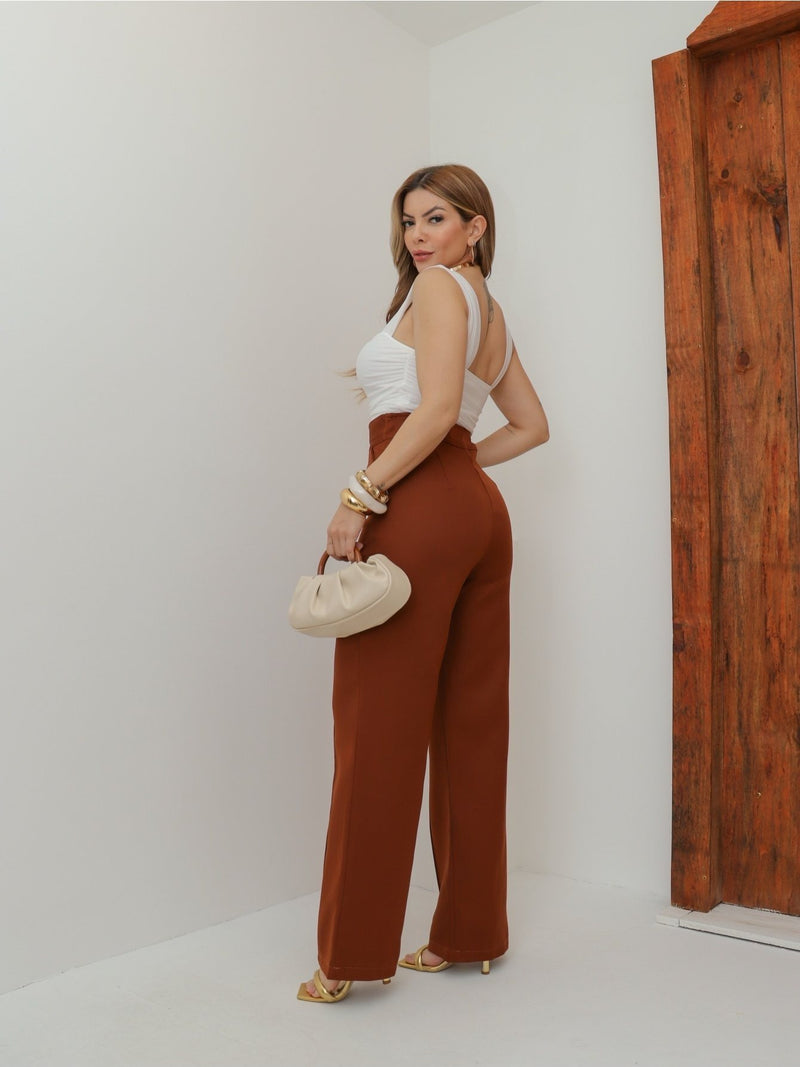 Calça social feminina moderna e elegante com botão e bolso frontal.