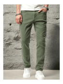 Calça jeans masculina slim fit, básica, confortável e para o dia a dia, na cor verde.