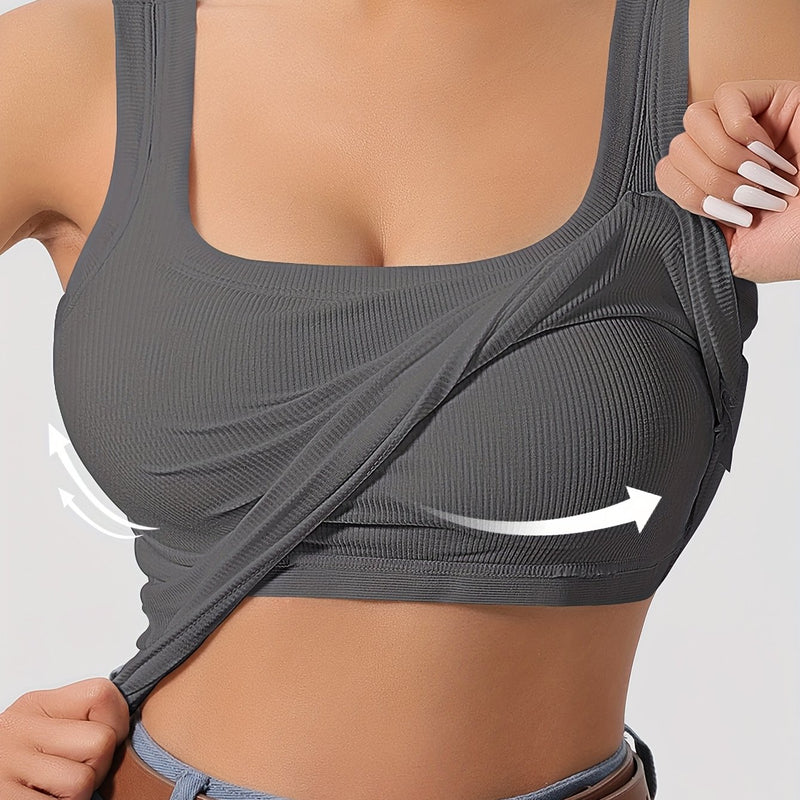 Regata feminina com decote em U nas costas, bojo removível e alças ajustáveis.