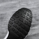 Tênis esportivo masculino, cabedal em tecido de malha respirável.