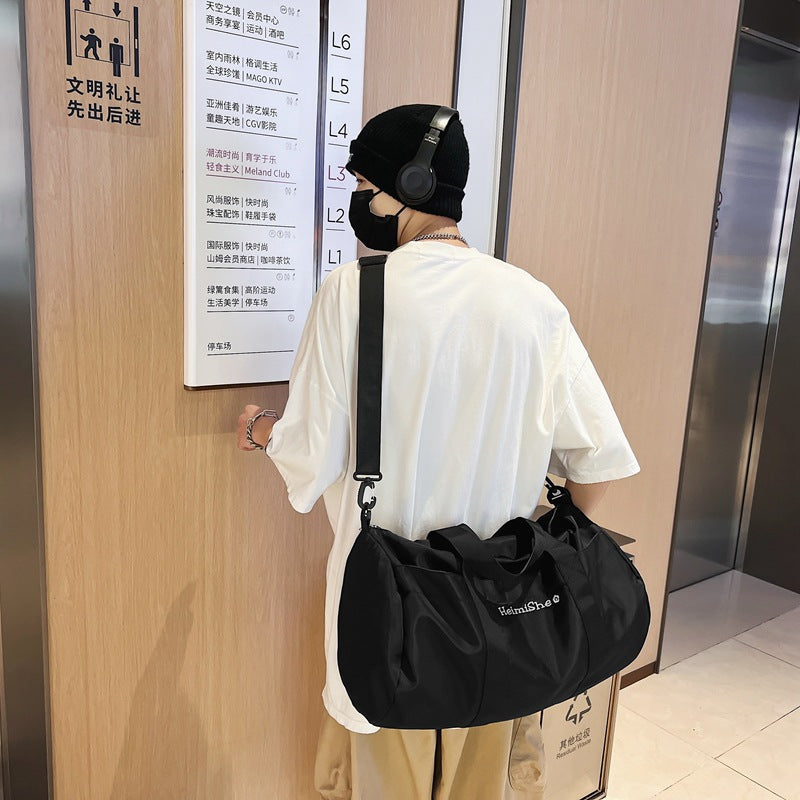 1 Bolsa preta para eventos com vários compartimentos para organizar seus pertences. Resistente à água e à sujeira. Durável e resistente.