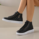 Tênis feminino branco com forro sintético brilhante.