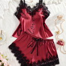 Conjunto de pijama com estampa de letras em renda contrastante.