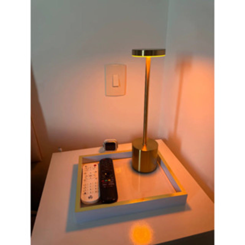 Luminária de mesa LED moderna com controle por toque.