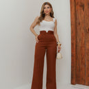 Calça social feminina moderna e elegante com botão e bolso frontal.