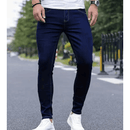 Calça jeans masculina slim fit, casual e básica, confortável para o dia a dia, azul escura.