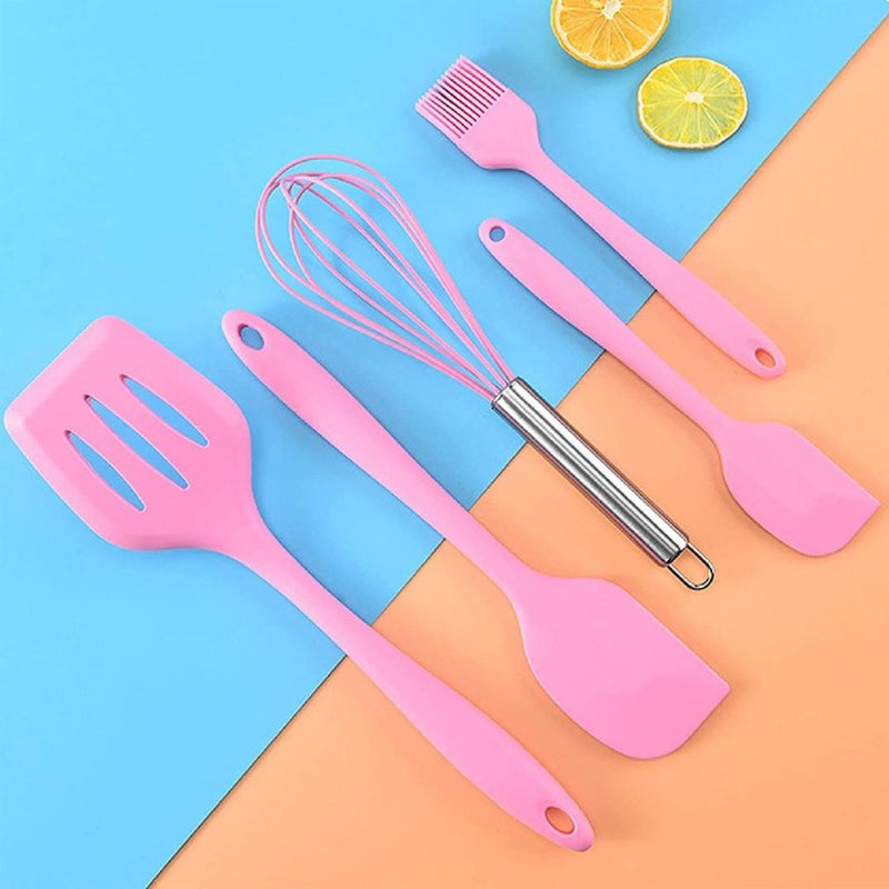 Conjunto de 5 utensílios de cozinha de silicone: escorredor, colher, espátula e pincel pequeno.