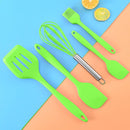 Conjunto de 5 utensílios de cozinha de silicone: escorredor, colher, espátula e pincel pequeno.