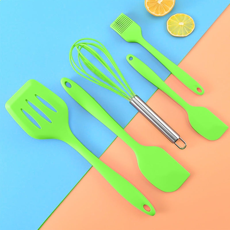 Conjunto de 5 utensílios de cozinha de silicone: escorredor, colher, espátula e pincel pequeno.