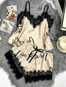 Conjunto de pijama com estampa de letras em renda contrastante.