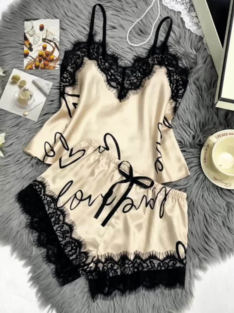 Conjunto de pijama com estampa de letras em renda contrastante.