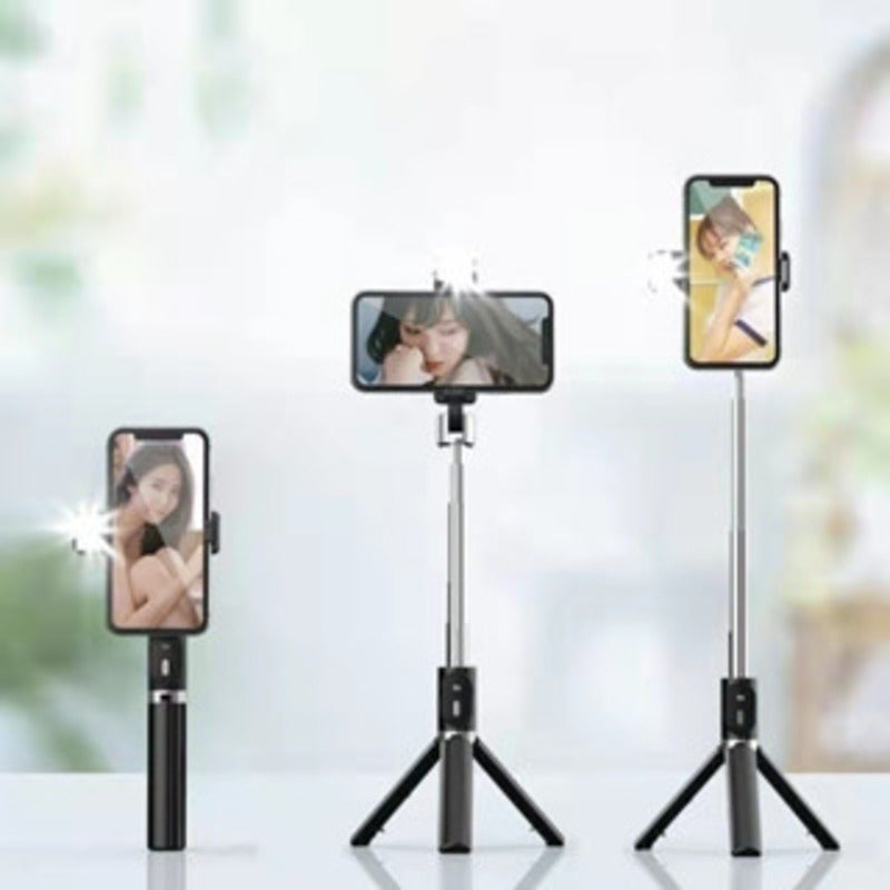 Bastão de selfie com tripé e luz LED retrátil, com controle via Bluetooth para celular.