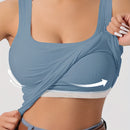 Regata feminina com decote em U nas costas, bojo removível e alças ajustáveis.