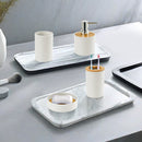 Conjunto de 4 peças para banheiro, feito de bambu e resina branca.