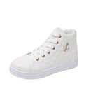 Tênis feminino branco com forro sintético brilhante.