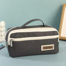 Estojo multifuncional em tecido Oxford com grande capacidade e 3 divisórias.