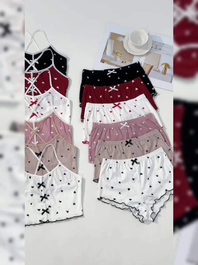 Conjunto de pijama feminino canelado com estampa de coração e babados.