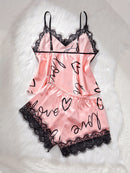 Conjunto de pijama com estampa de letras em renda contrastante.