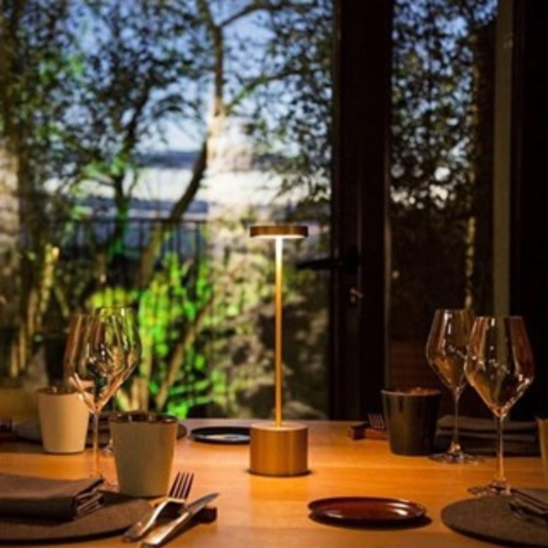 Luminária de mesa LED moderna com controle por toque.