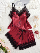 Conjunto de pijama com estampa de letras em renda contrastante.