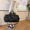 1 Bolsa preta para eventos com vários compartimentos para organizar seus pertences. Resistente à água e à sujeira. Durável e resistente.