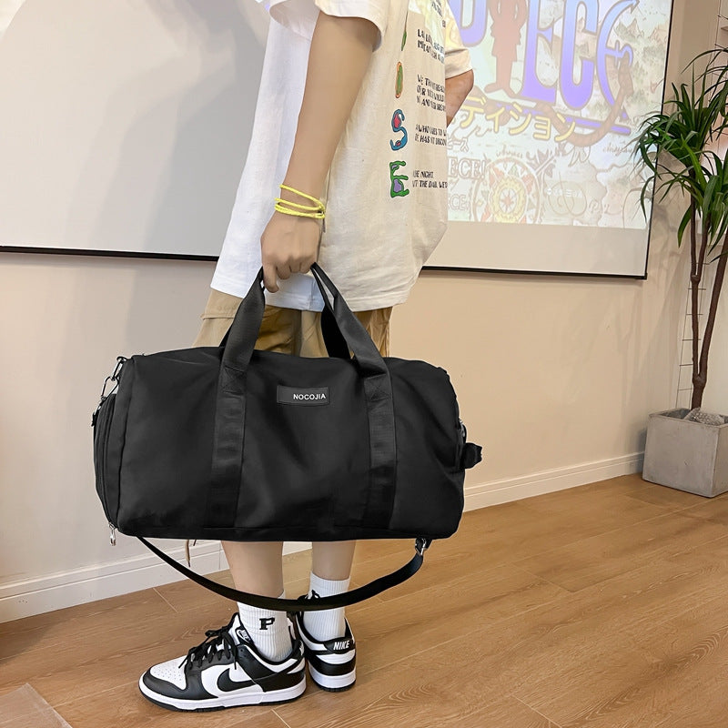 1 Bolsa preta para eventos com vários compartimentos para organizar seus pertences. Resistente à água e à sujeira. Durável e resistente.