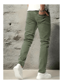 Calça jeans masculina slim fit, básica, confortável e para o dia a dia, na cor verde.