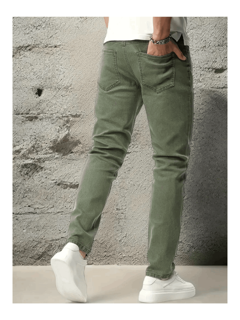 Calça jeans masculina slim fit, básica, confortável e para o dia a dia, na cor verde.