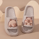 Chinelo de banheiro confortável com sola macia e estampa fofa de capivara em desenho animado.