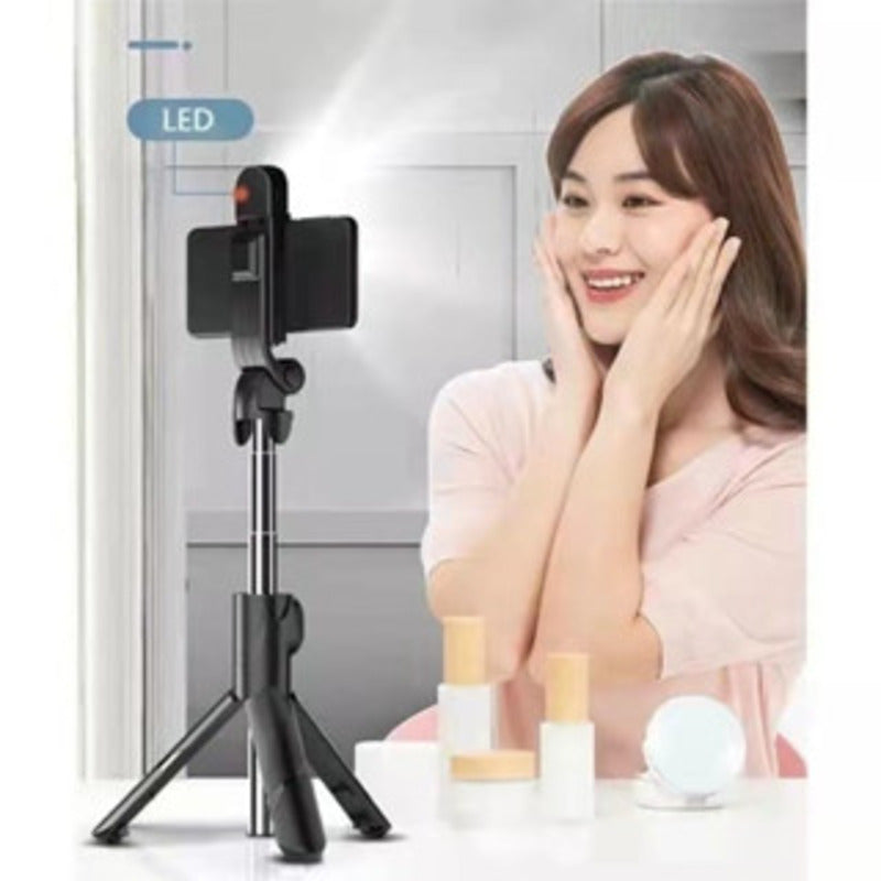 Bastão de selfie com tripé e luz LED retrátil, com controle via Bluetooth para celular.