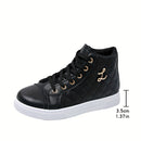 Tênis feminino branco com forro sintético brilhante.