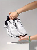 Tênis esportivo masculino, cabedal em tecido de malha respirável.