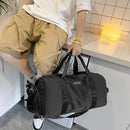 1 Bolsa preta para eventos com vários compartimentos para organizar seus pertences. Resistente à água e à sujeira. Durável e resistente.