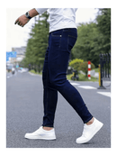 Calça jeans masculina slim fit, casual e básica, confortável para o dia a dia, azul escura.