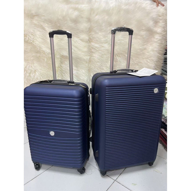 Mala de viagem grande com rodas giratórias 360°, feita de polipropileno.