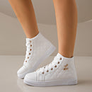 Tênis feminino branco com forro sintético brilhante.