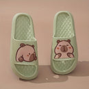 Chinelo de banheiro confortável com sola macia e estampa fofa de capivara em desenho animado.