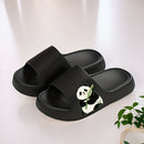 Chinelo feminino charmoso com estampa de panda.