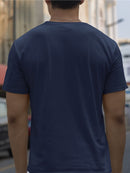 Camiseta masculina básica casual de gola redonda com estampa minimalista de cruz.