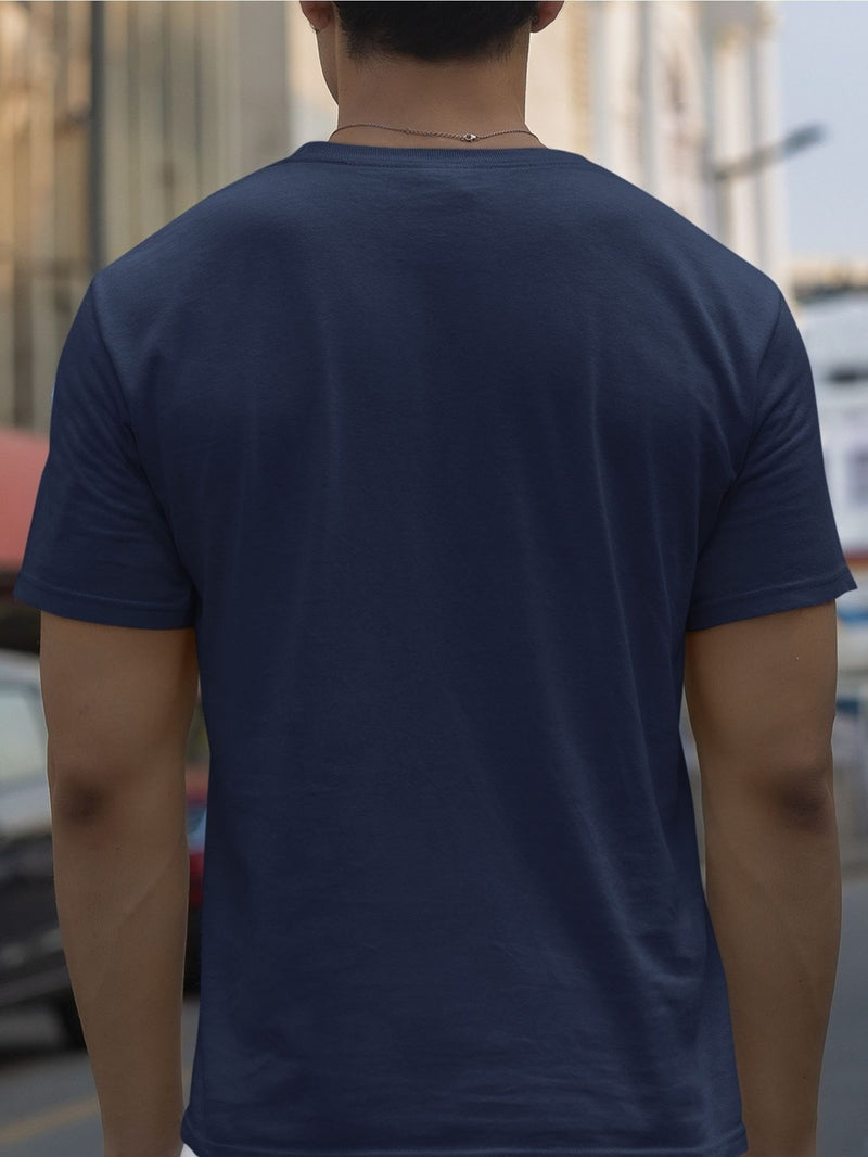 Camiseta masculina básica casual de gola redonda com estampa minimalista de cruz.