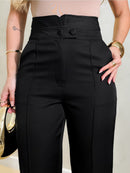 Calça social feminina moderna e elegante com botão e bolso frontal.