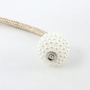 Conjunto de 2 prendedores de cortina magnéticos estilo boho chic com detalhes em pérola artificial.